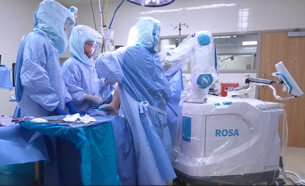 Orthopedics surgical team using ROSA® Knee, a surgeon-controlled robotic-assisted tool.